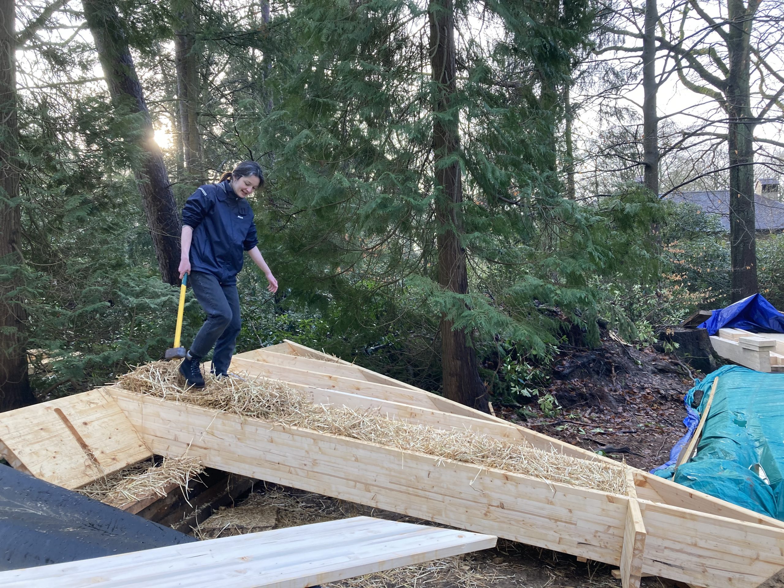 Un participant marche sur un panneau de toiture préfabriqué