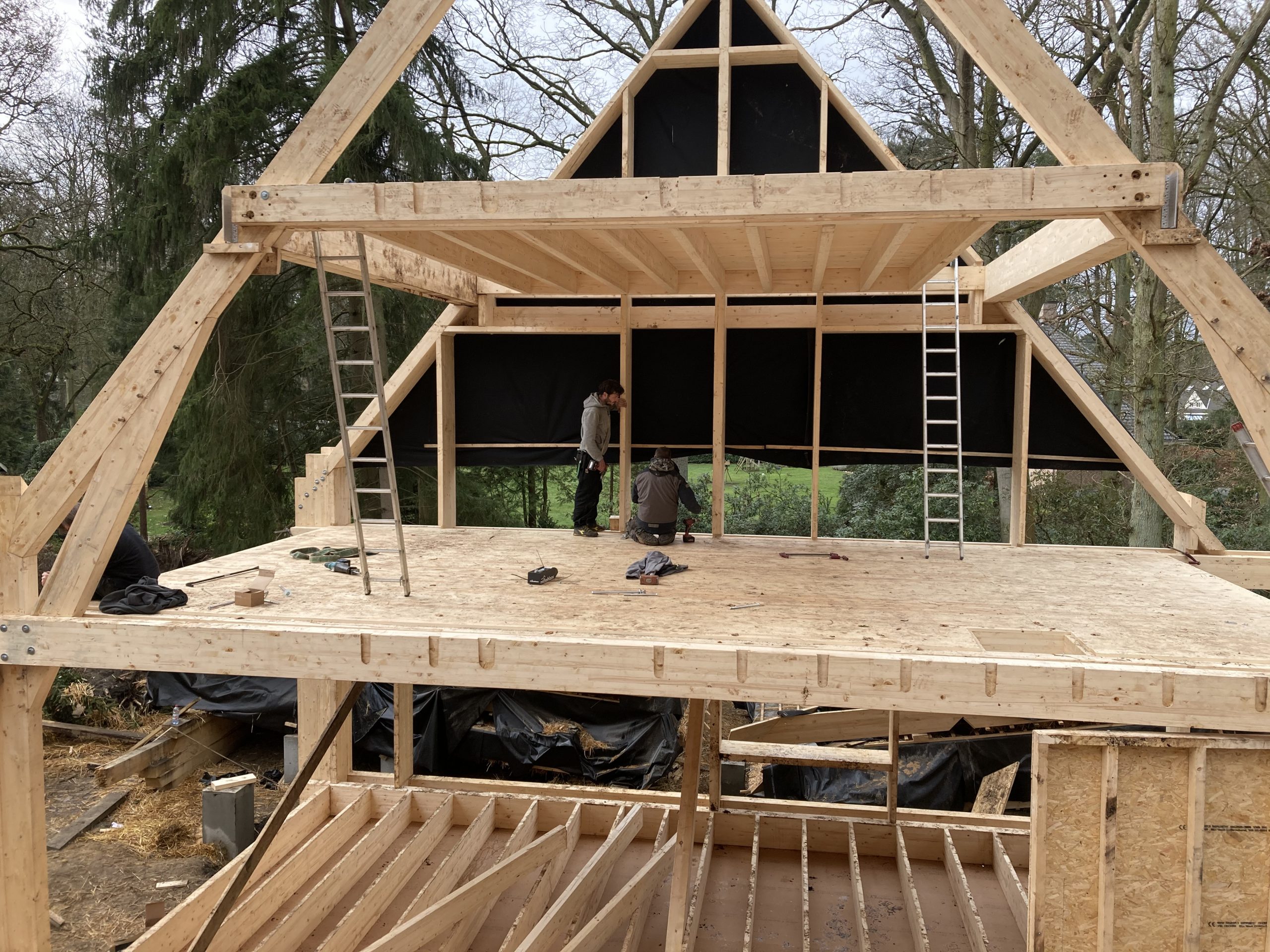 Structure de la maison à étage assemblée, un participant à l'intérieur
