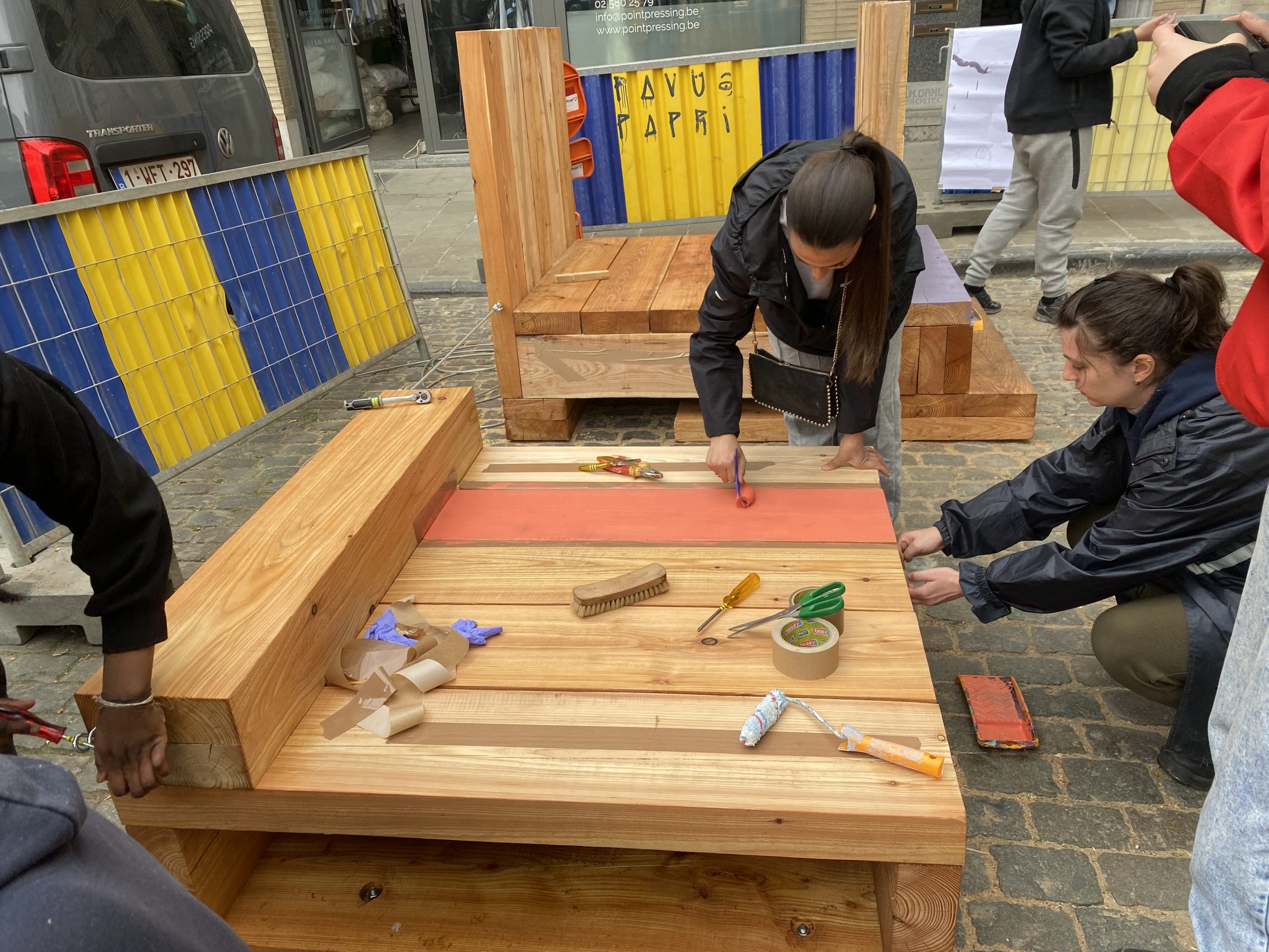 Participants vissant les modules de banquette, assises rouges