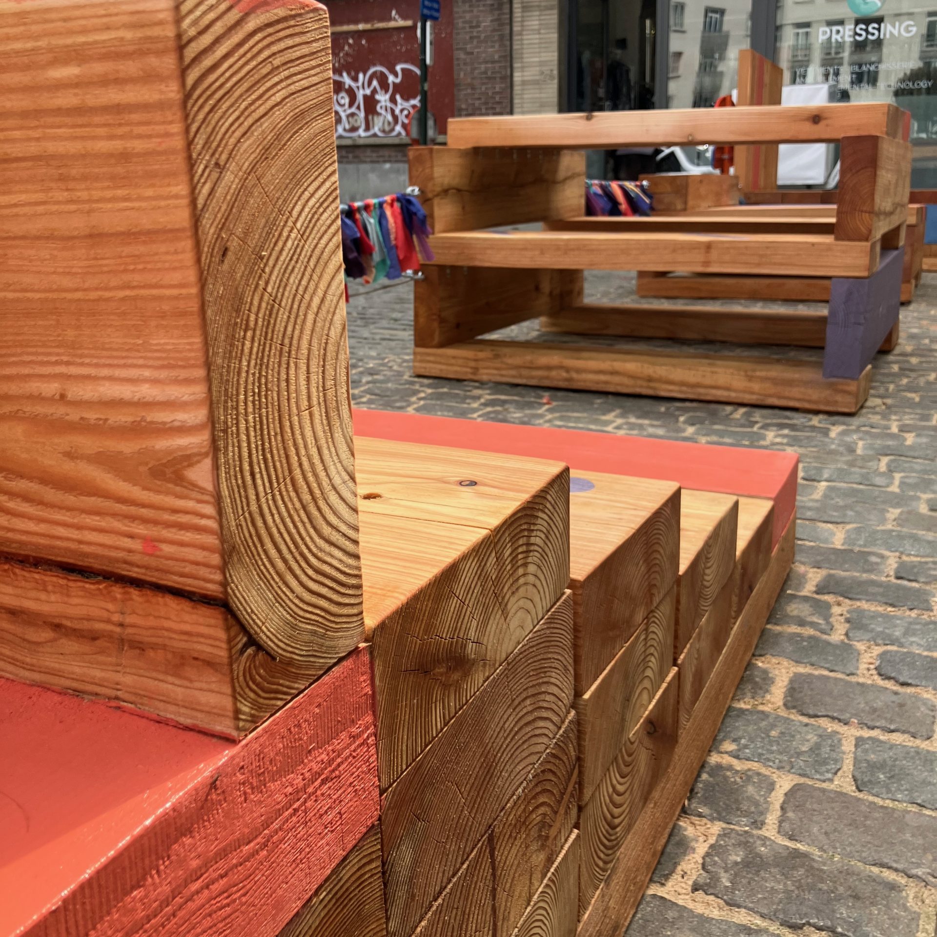 Détail des modules de bois assemblés, assises rouges