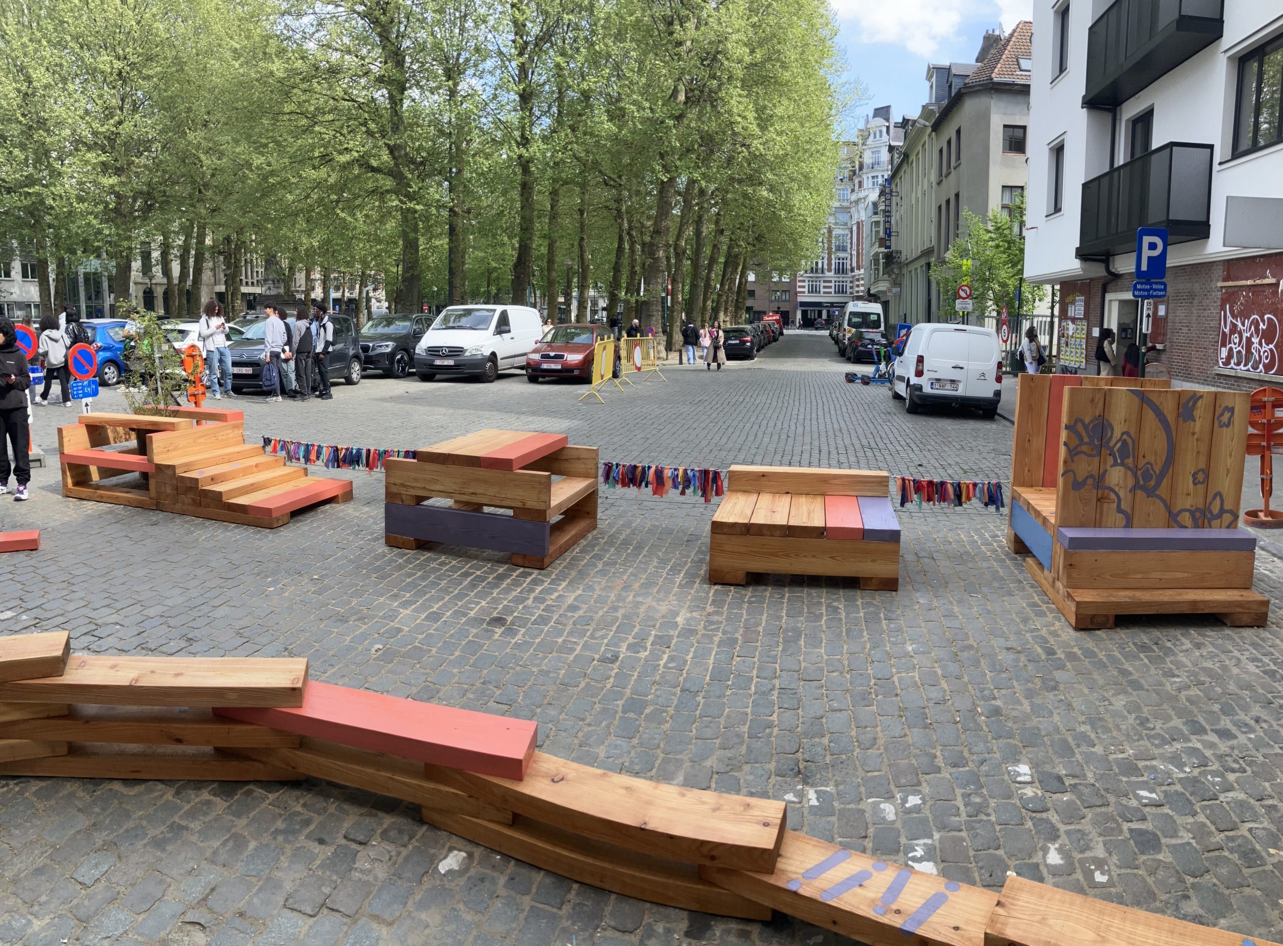Le mobilier installé le long de l'avenue bordée d'arbres