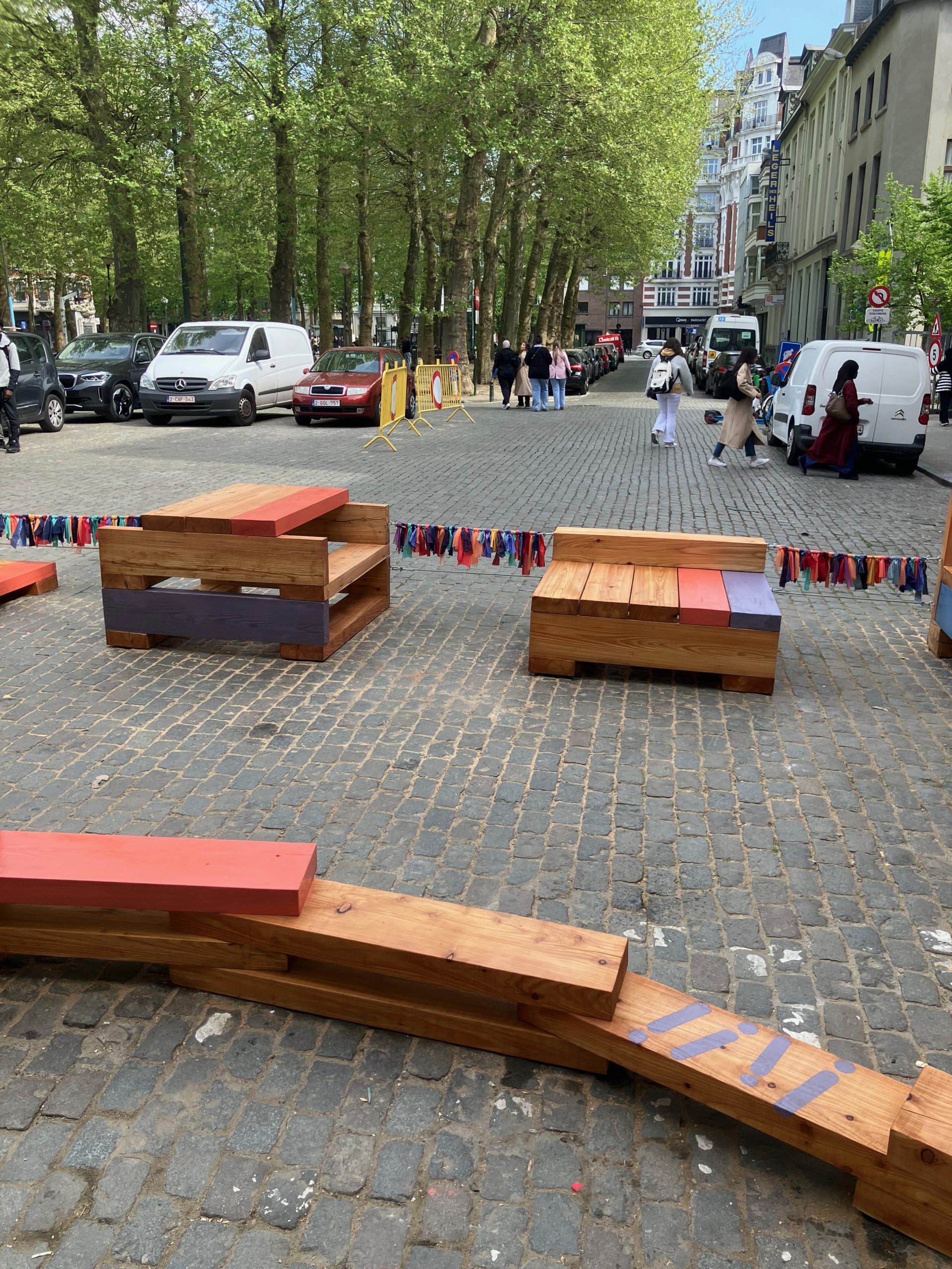 Banquette courbe en bois posée sur les pavés