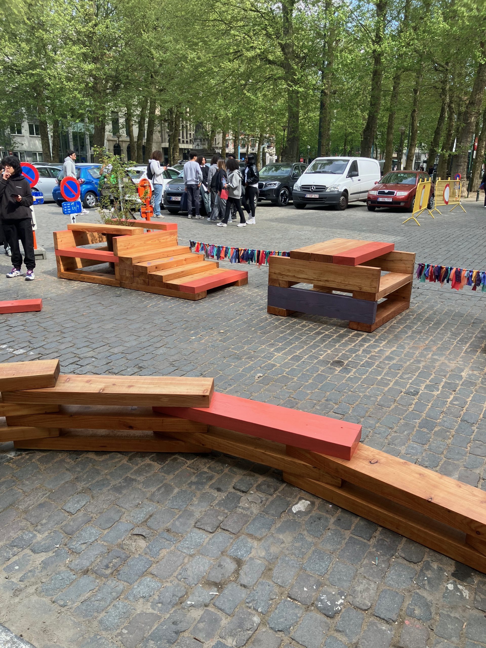 Les bancs disposés en arc de cercle sur la place
