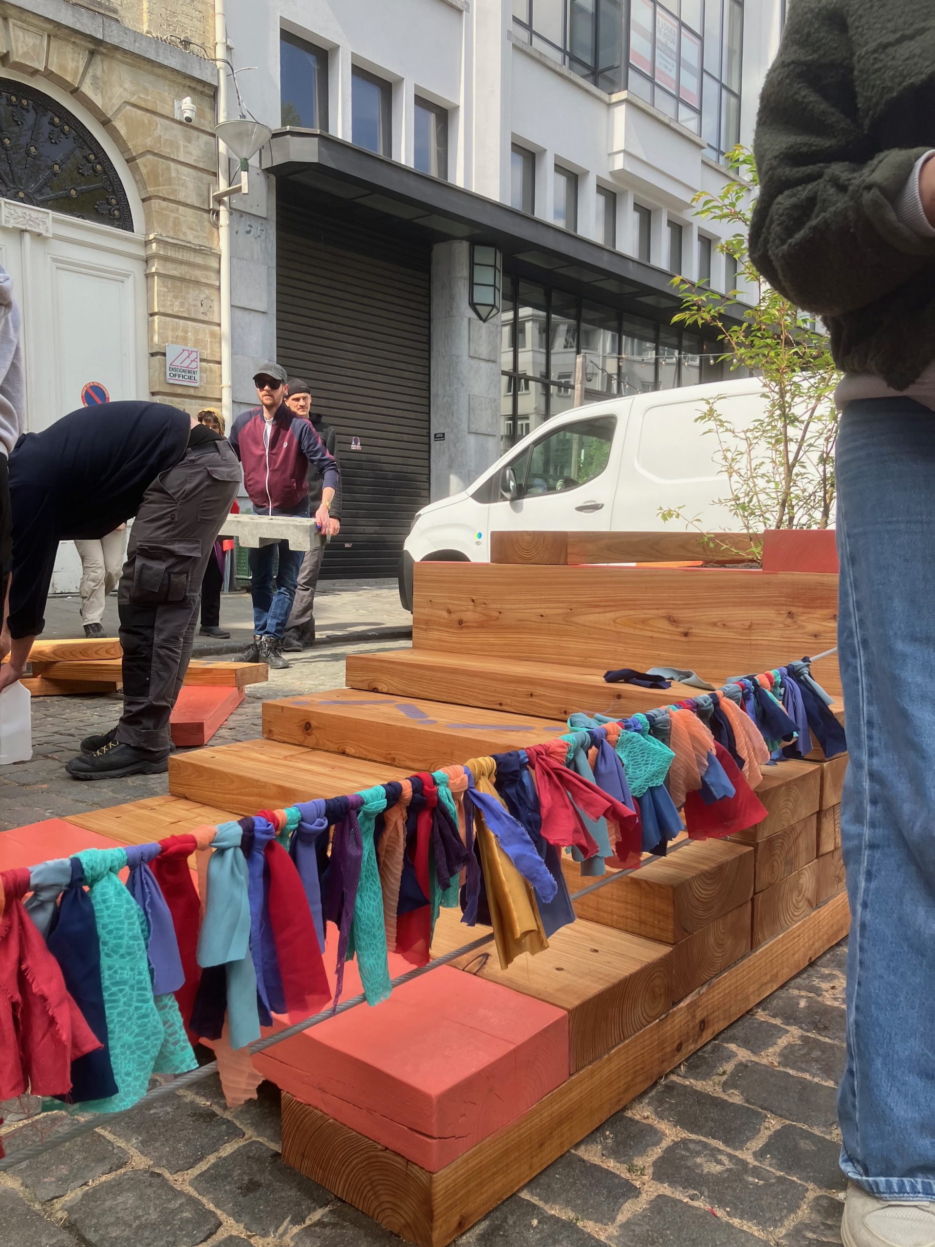 Franges textiles colorées accrochées au mobilier