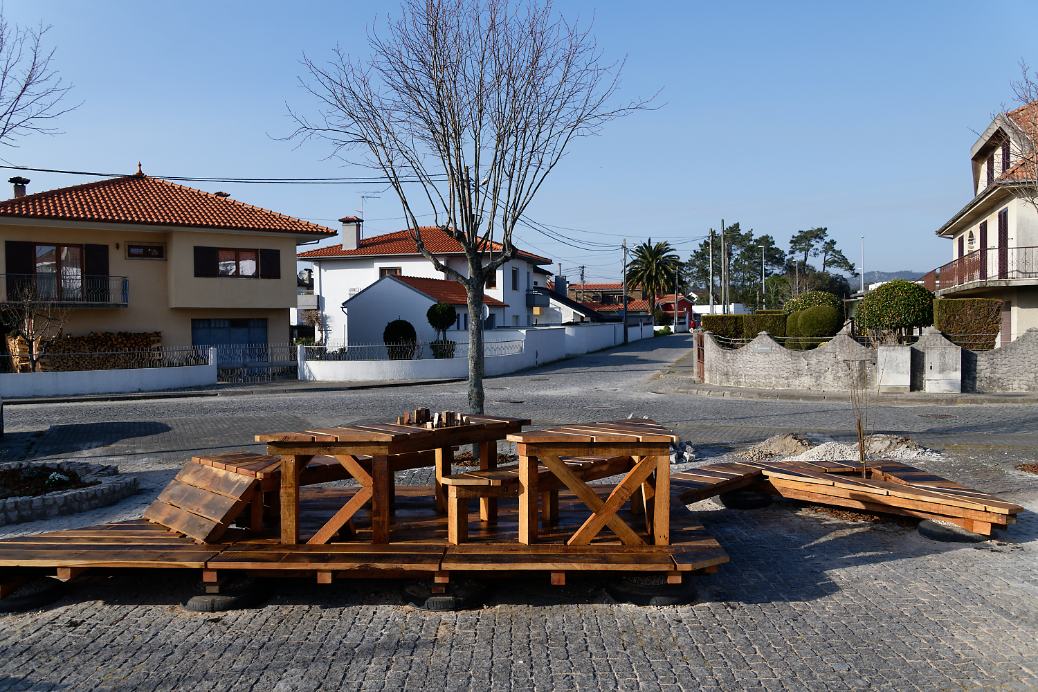 Tables et bancs en bois teinté disposés dans la rue