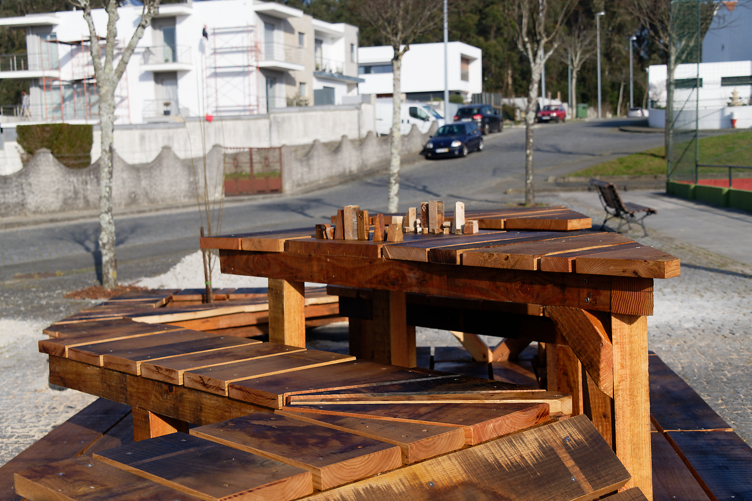 Vue rapprochée des banquettes et tables assemblées