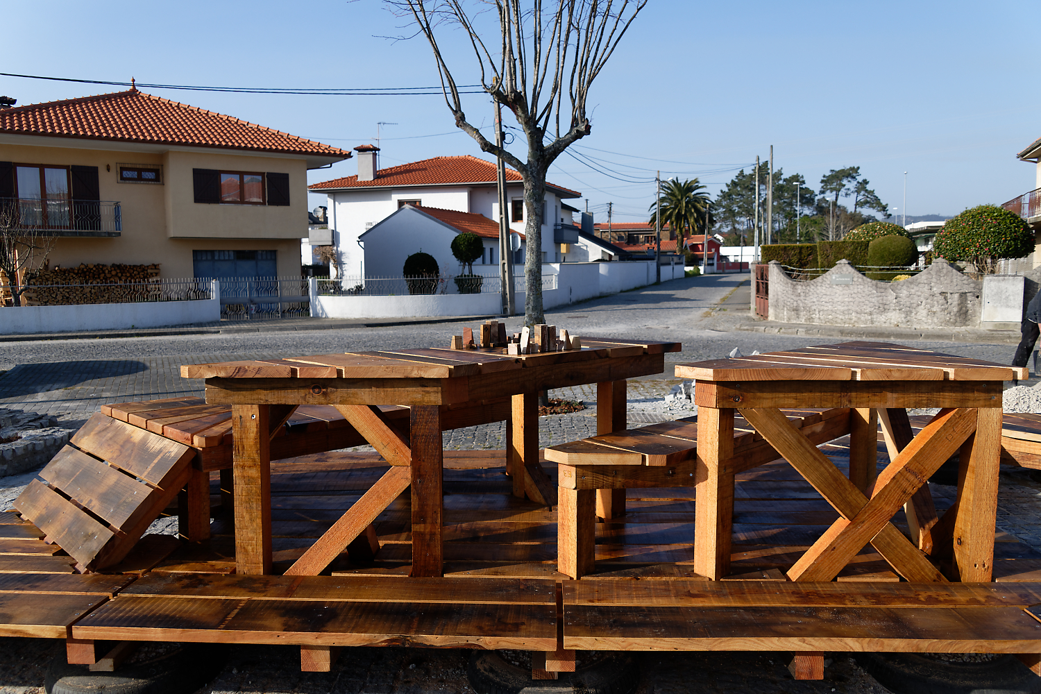 Le mobilier en enfilade le long de la place