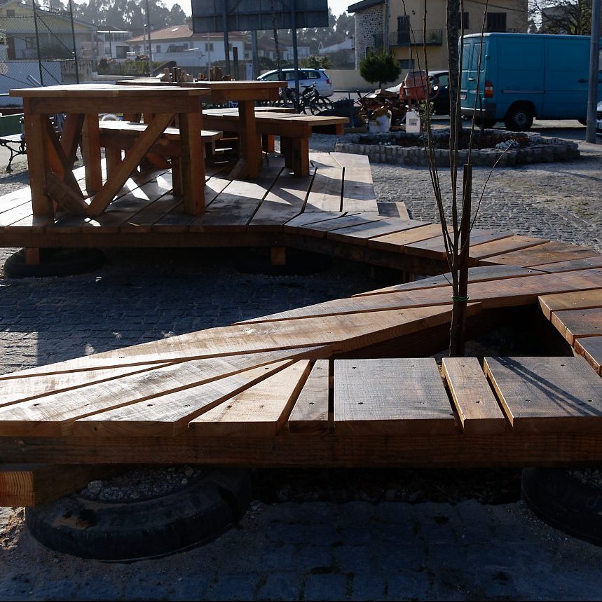 Les modules de bois posés sur les pavés