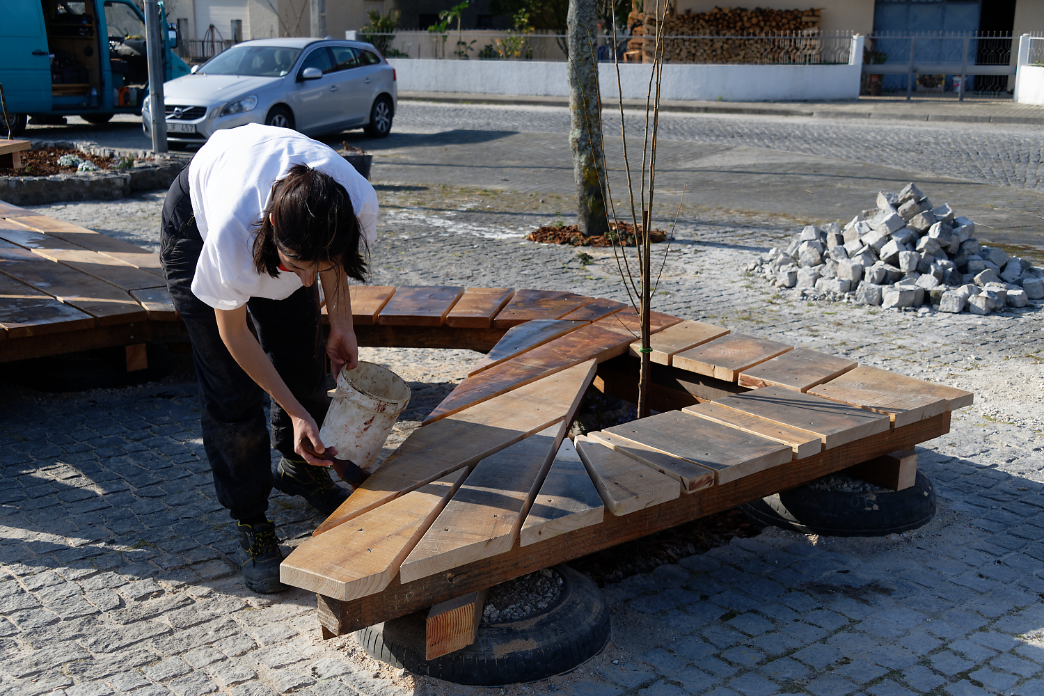 Une participante ajuste un banc au sol