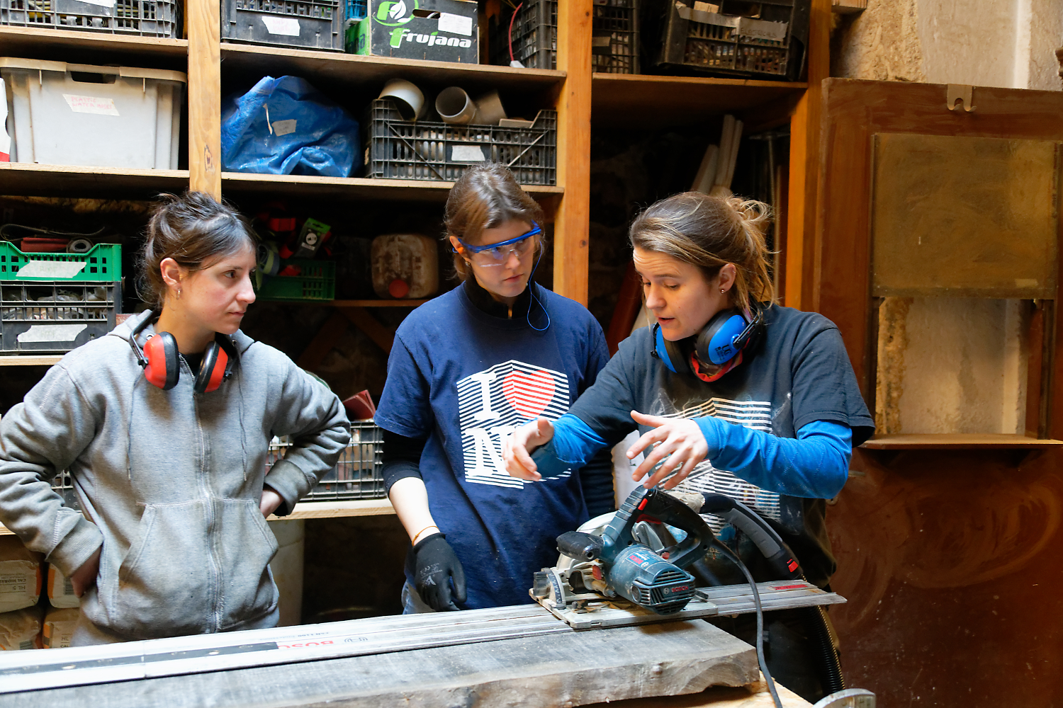 Participants à la scie dans l'atelier