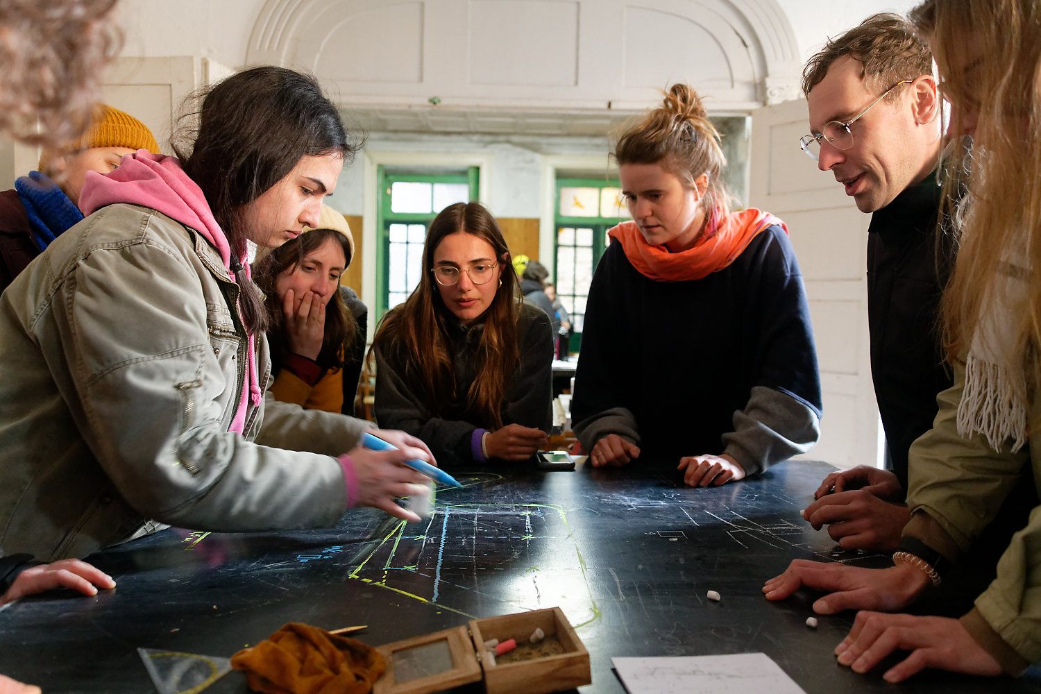 Participants réunis autour d'une table de travail