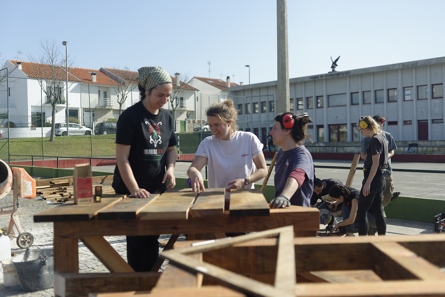 Participants assemblant une structure bois sur tréteaux