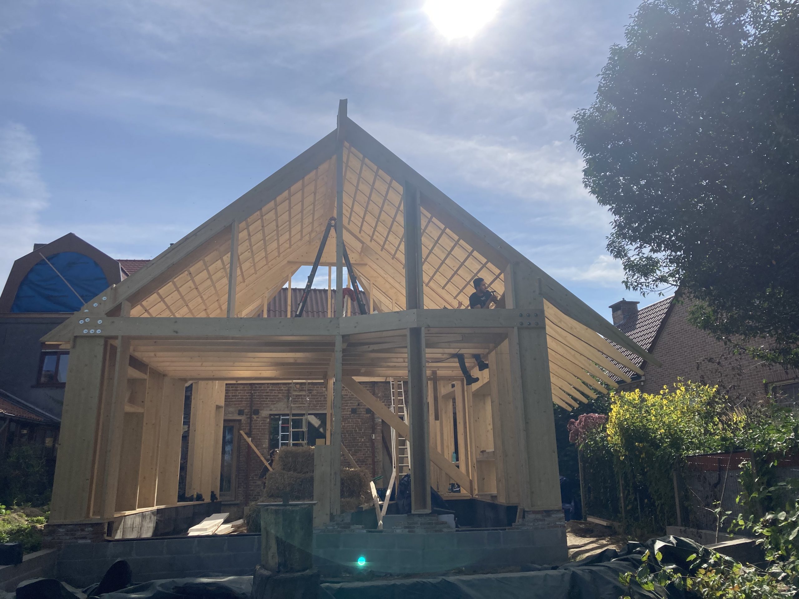 Pignon vitré de l'extension en ossature bois au soleil