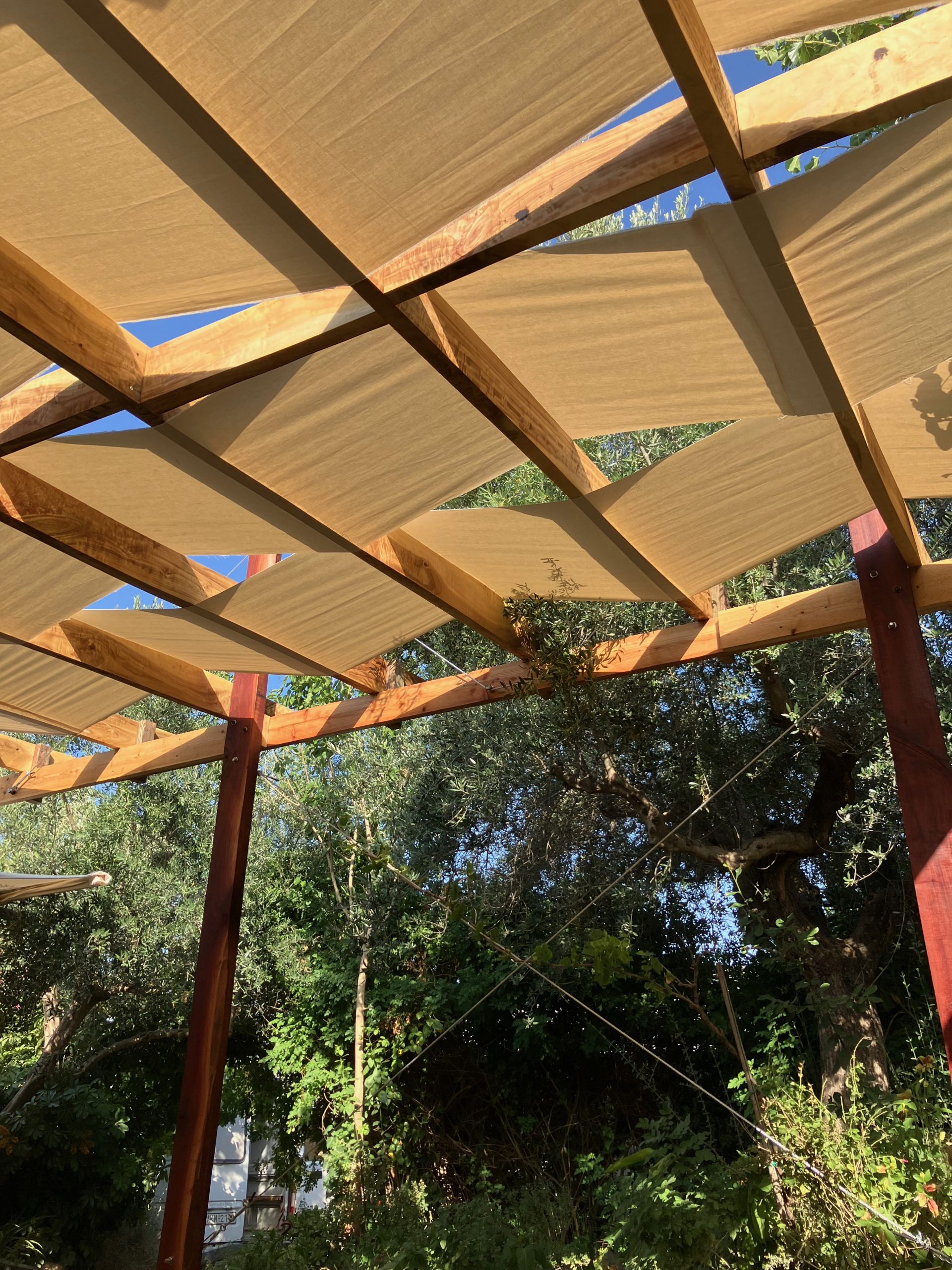 Chevrons et toile beige vus d'en dessous, ciel bleu