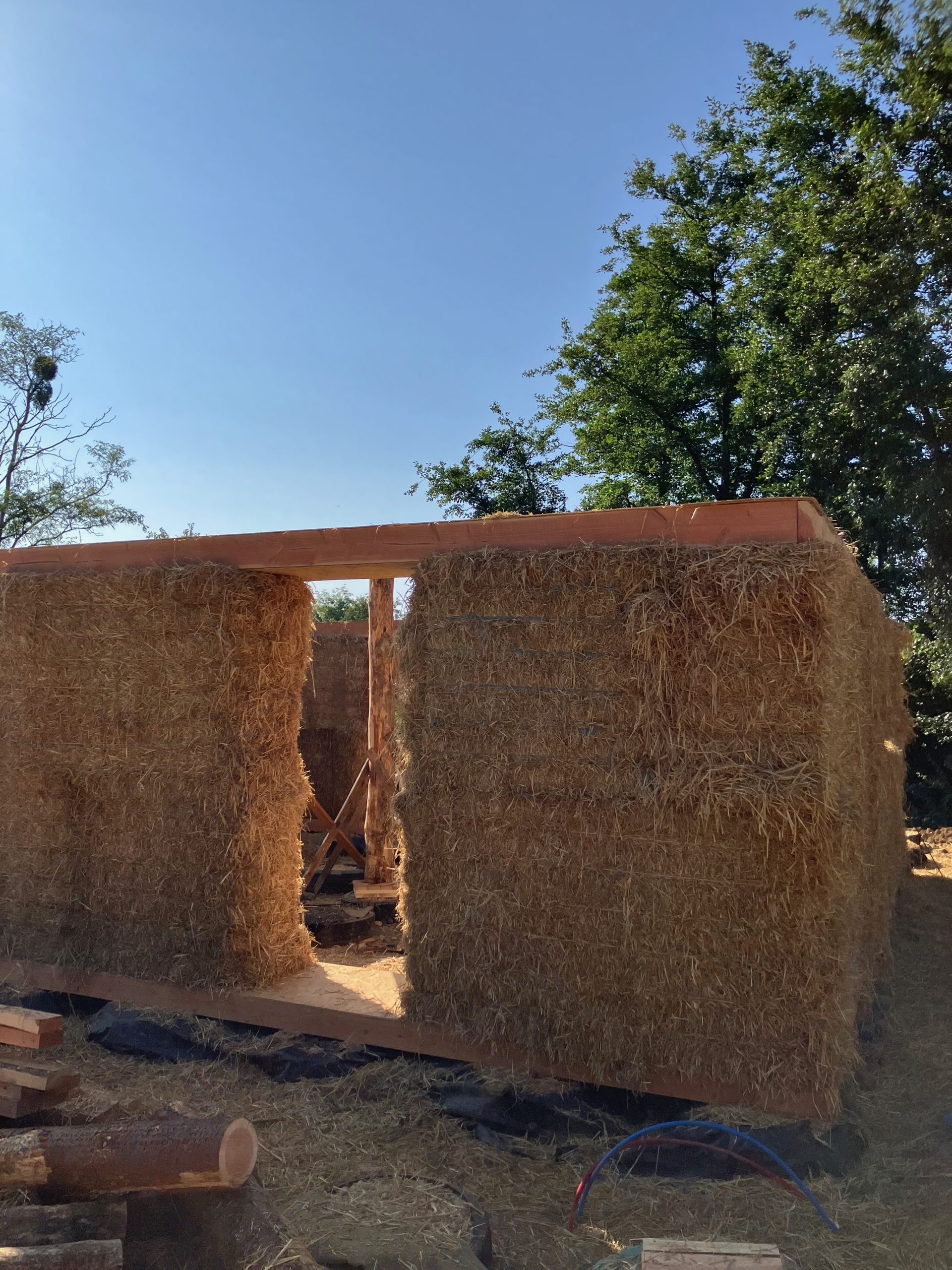 Angle du bâtiment en paille porteuse avec une ouverture de fenêtre