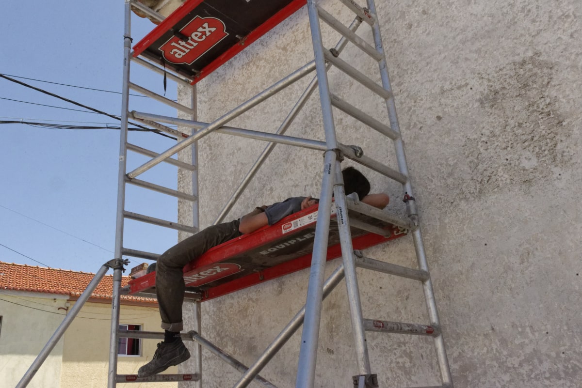 Un participant travaille en hauteur sur un échafaudage en façade