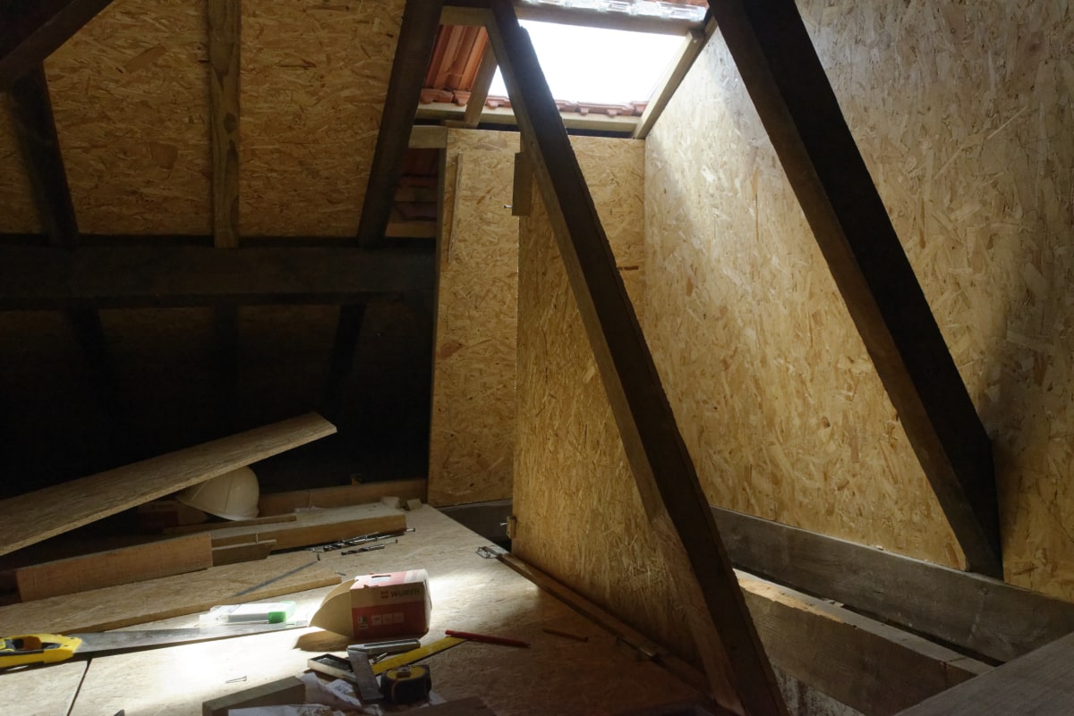 Combles habillés d'OSB sous la charpente, avec lucarne