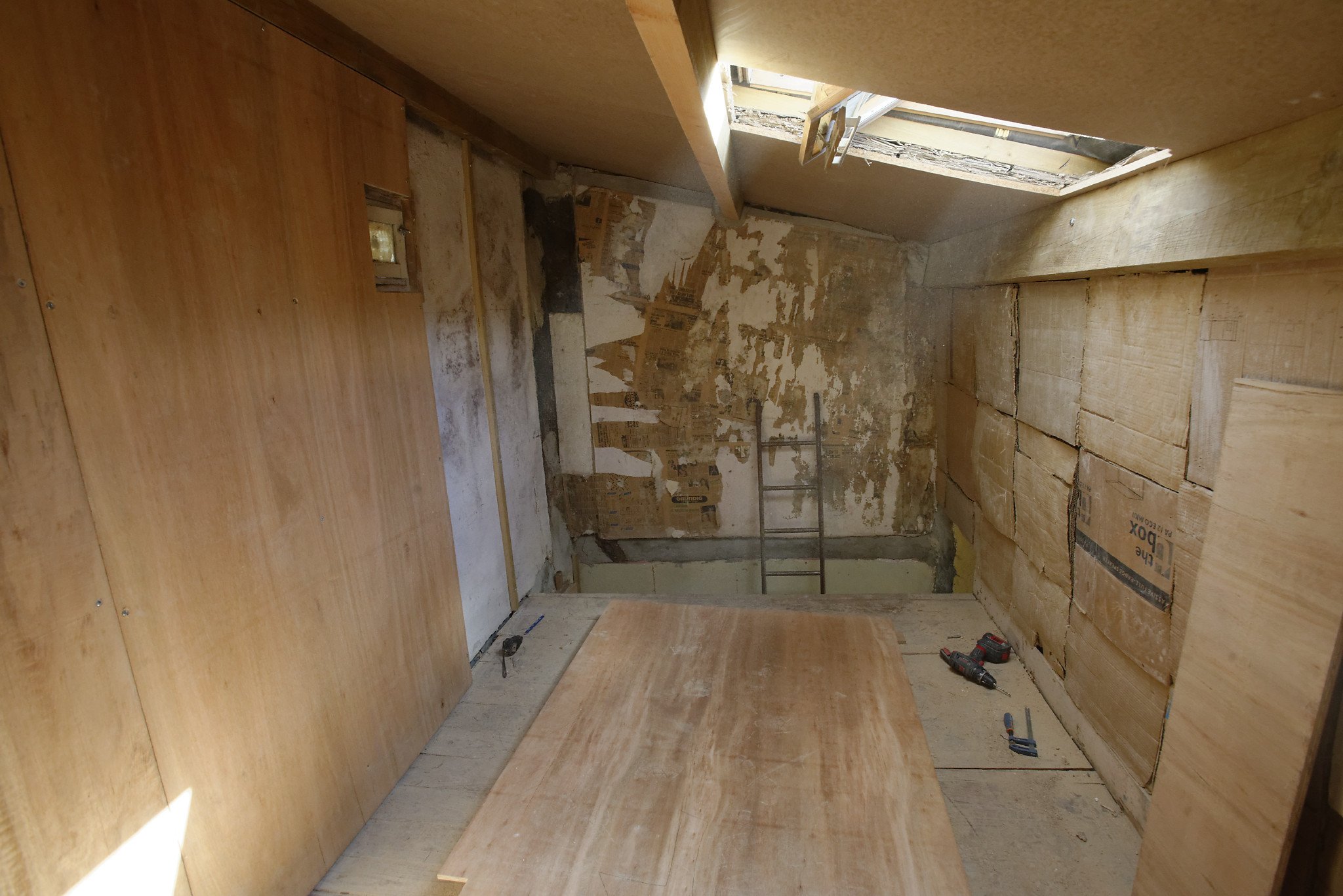 Couloir rénové entièrement habillé de bois, sol en parquet