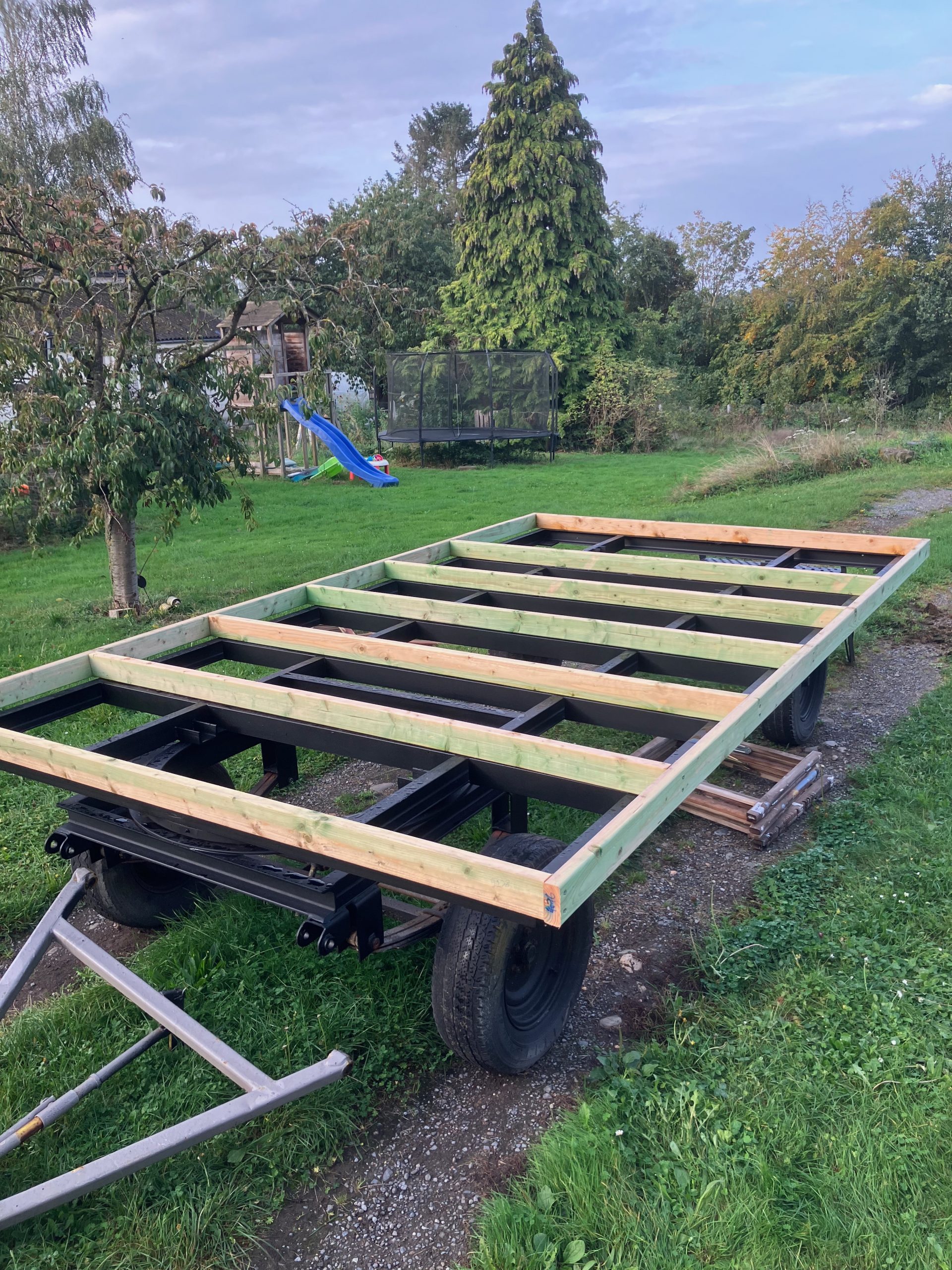 Plancher en ossature bois monté sur une remorque de récupération