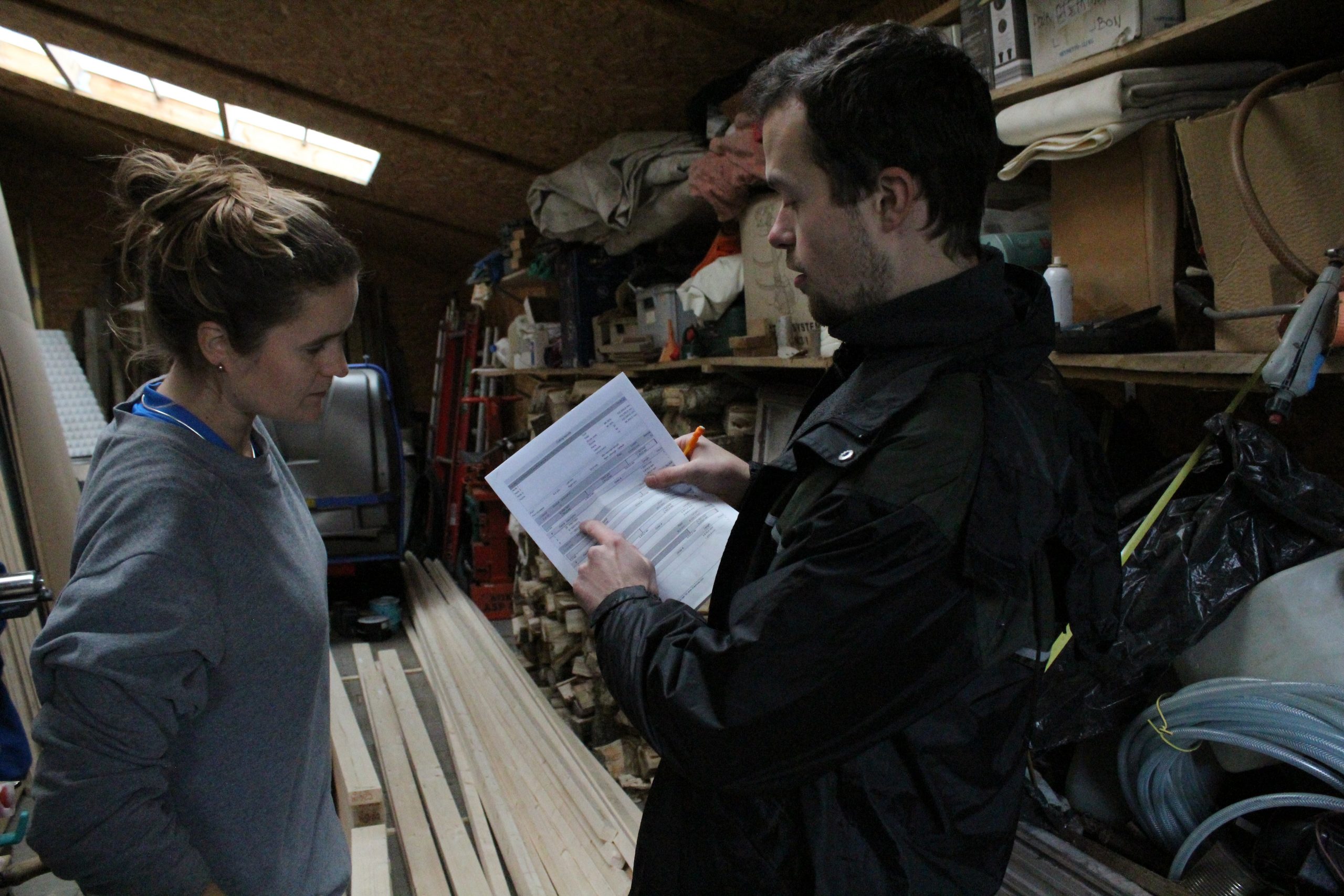 Deux participants consultent des plans dans l'atelier bois
