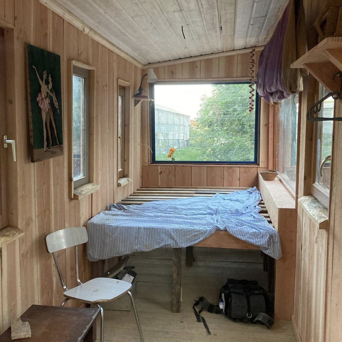 Intérieur fini : pièce lambrissée avec une large fenêtre panoramique et un banc-lit