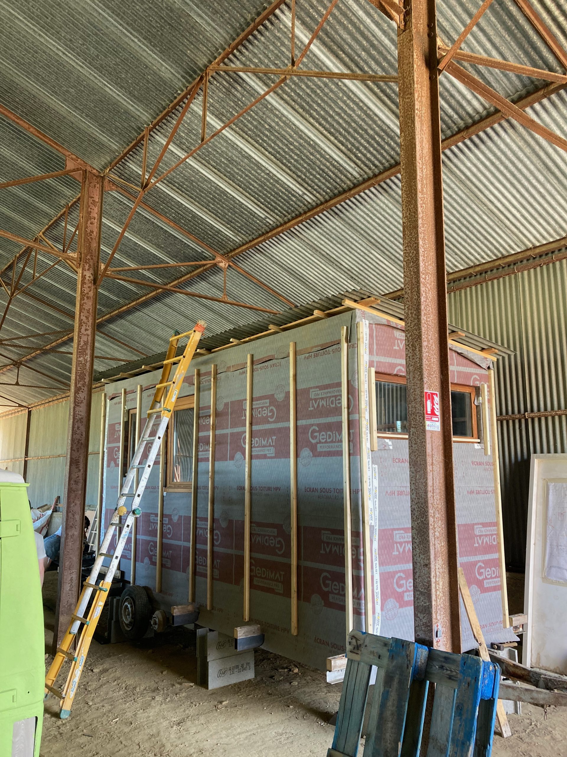 La structure isolée de la tiny house, montée sous un hangar