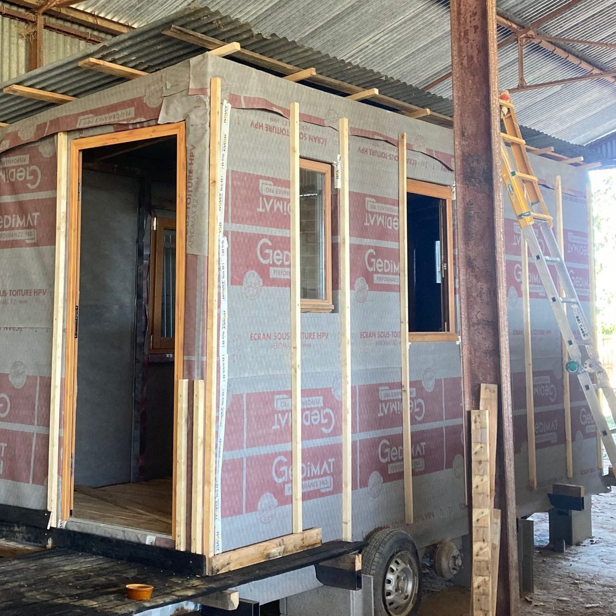 L'ossature de la tiny house sur sa remorque, pare-pluie posé