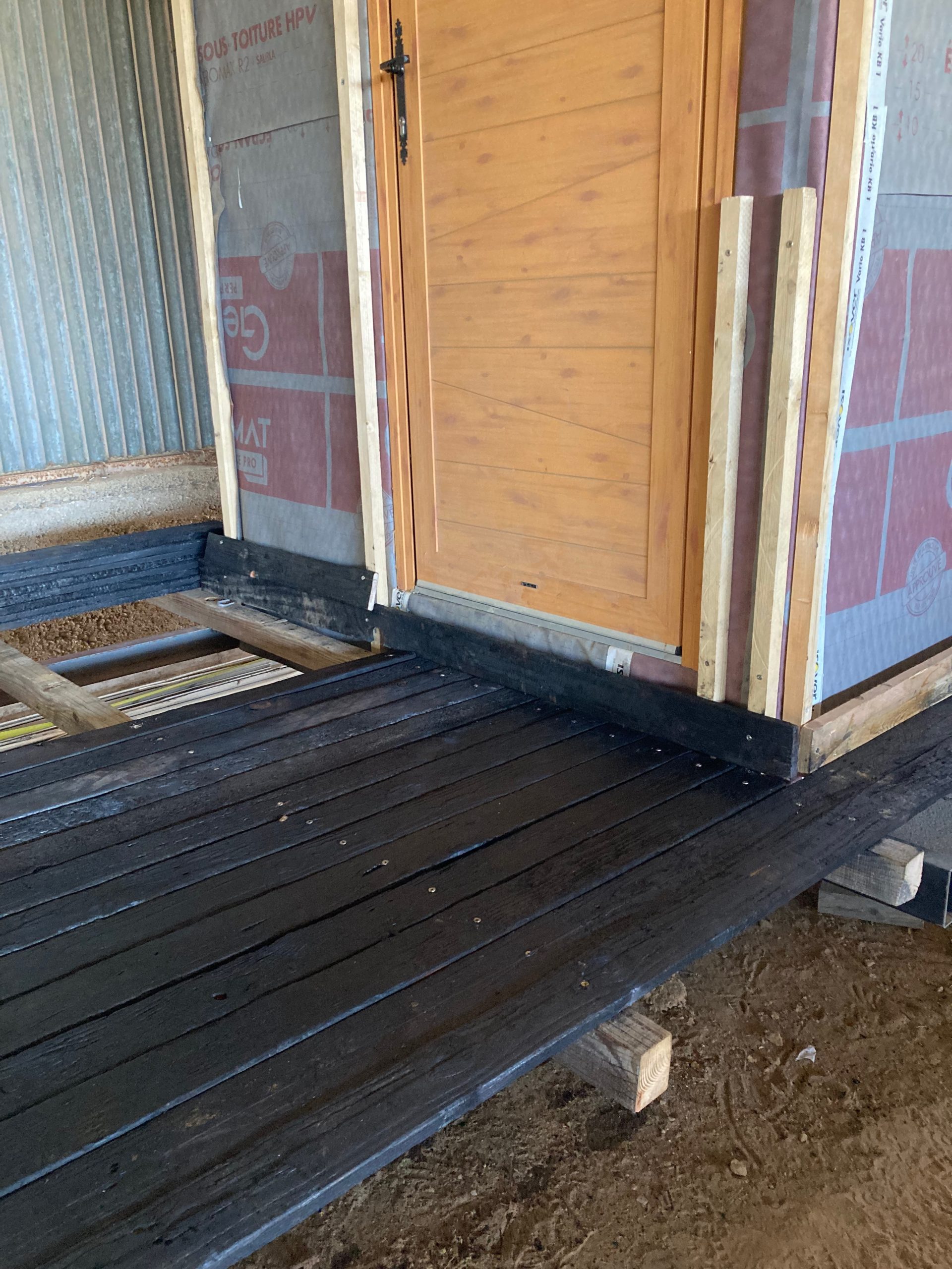 Intérieur : soubassement peint, bardage bois et isolation