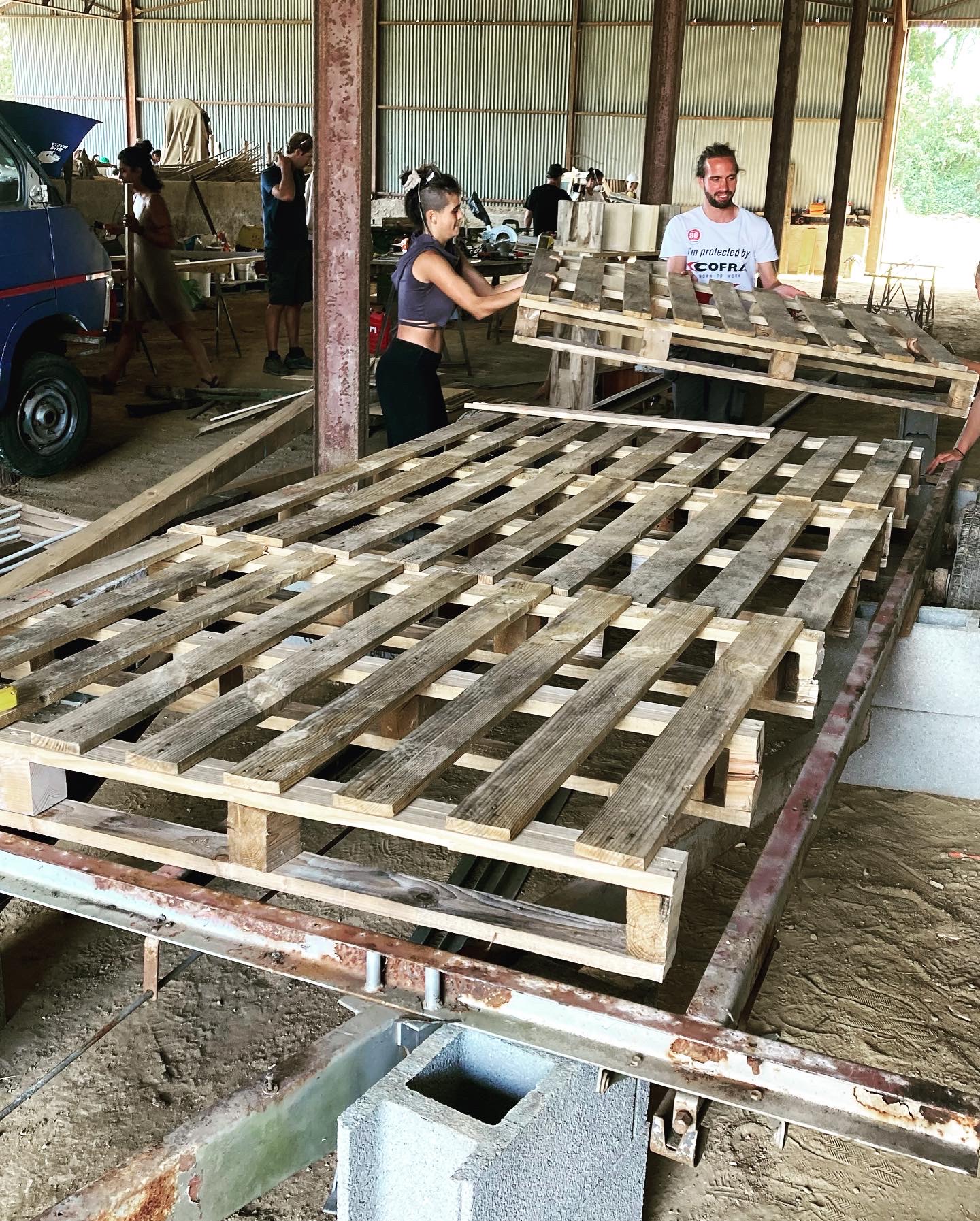 Assemblage du plancher en bois de récupération, en extérieur, à plusieurs