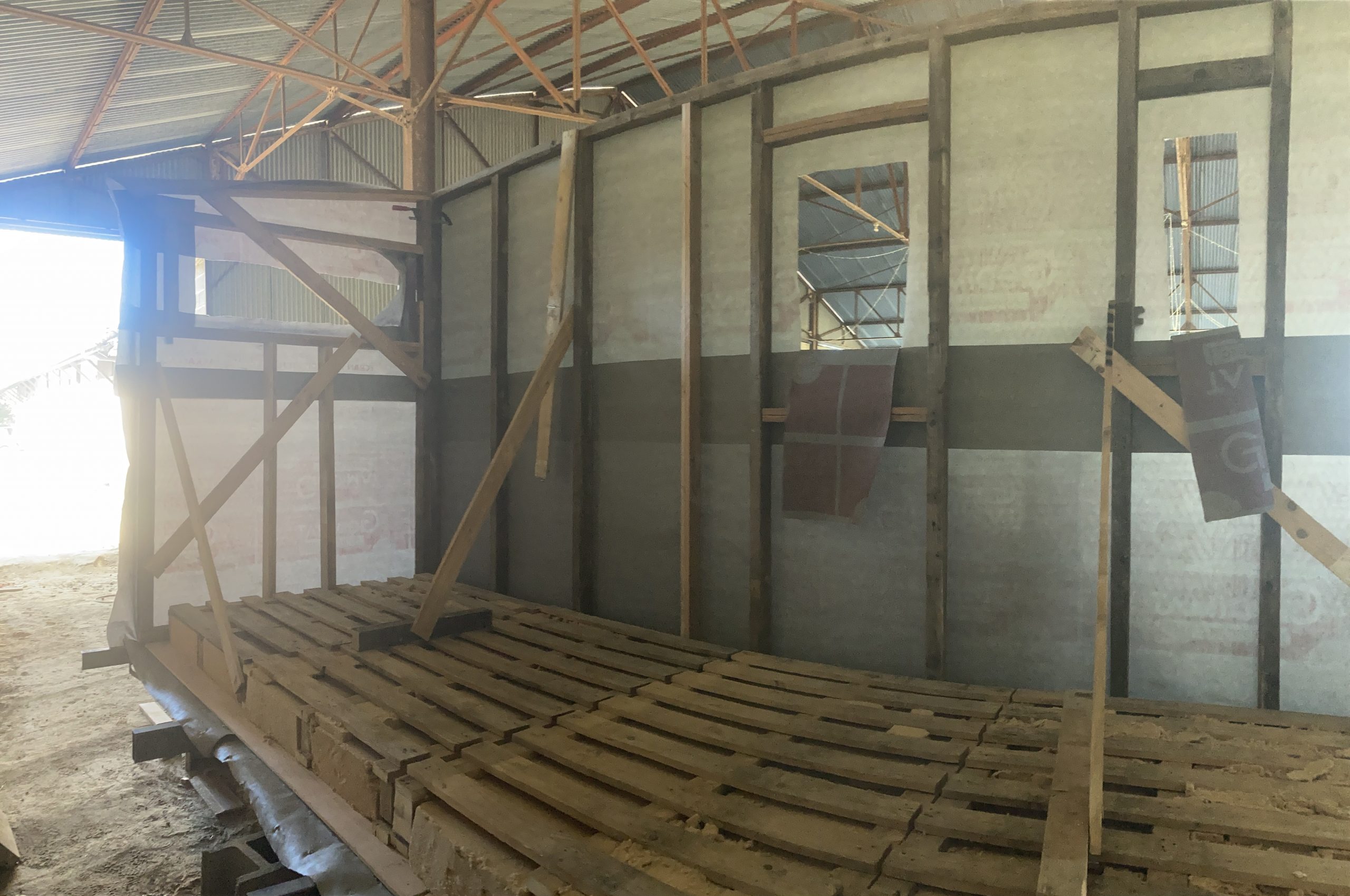Ossature et solives du plancher, sous le hangar