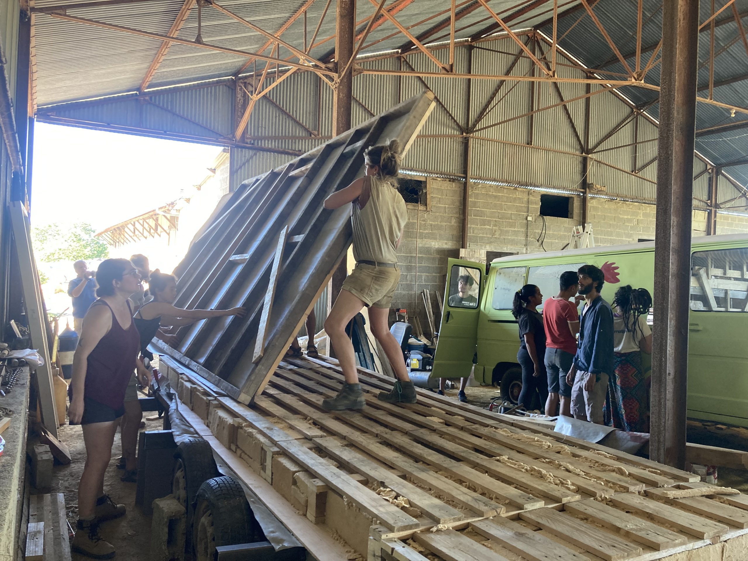 Levage d’un grand panneau à plusieurs mains, chantier participatif