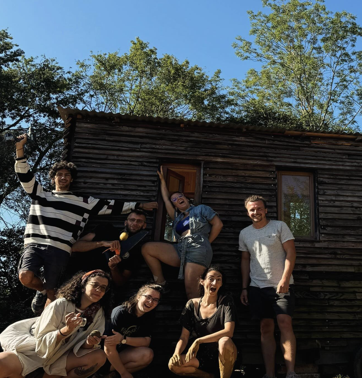 Photo de groupe devant la tiny house terminée