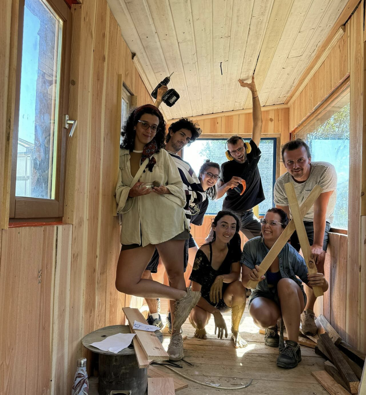 Photo de groupe à l'intérieur terminé, l'équipe et les outils