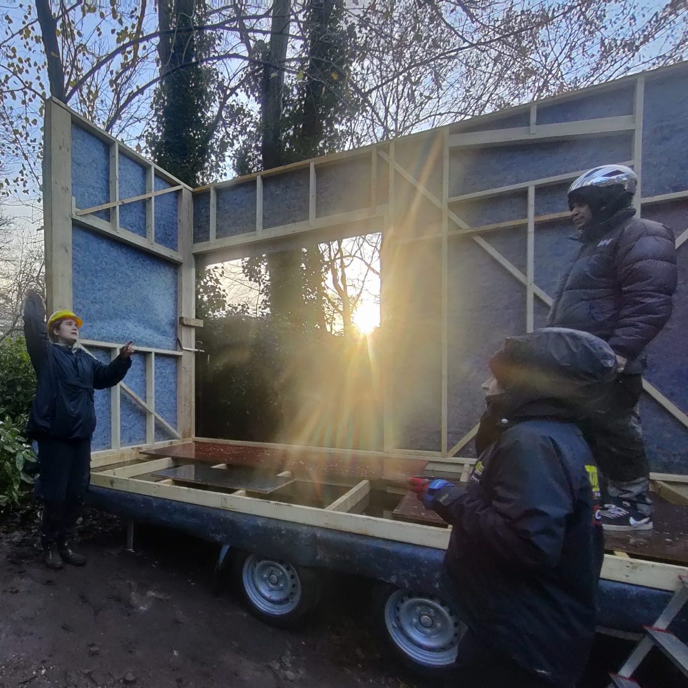 Ossature de la tiny house à contre-jour sur la remorque