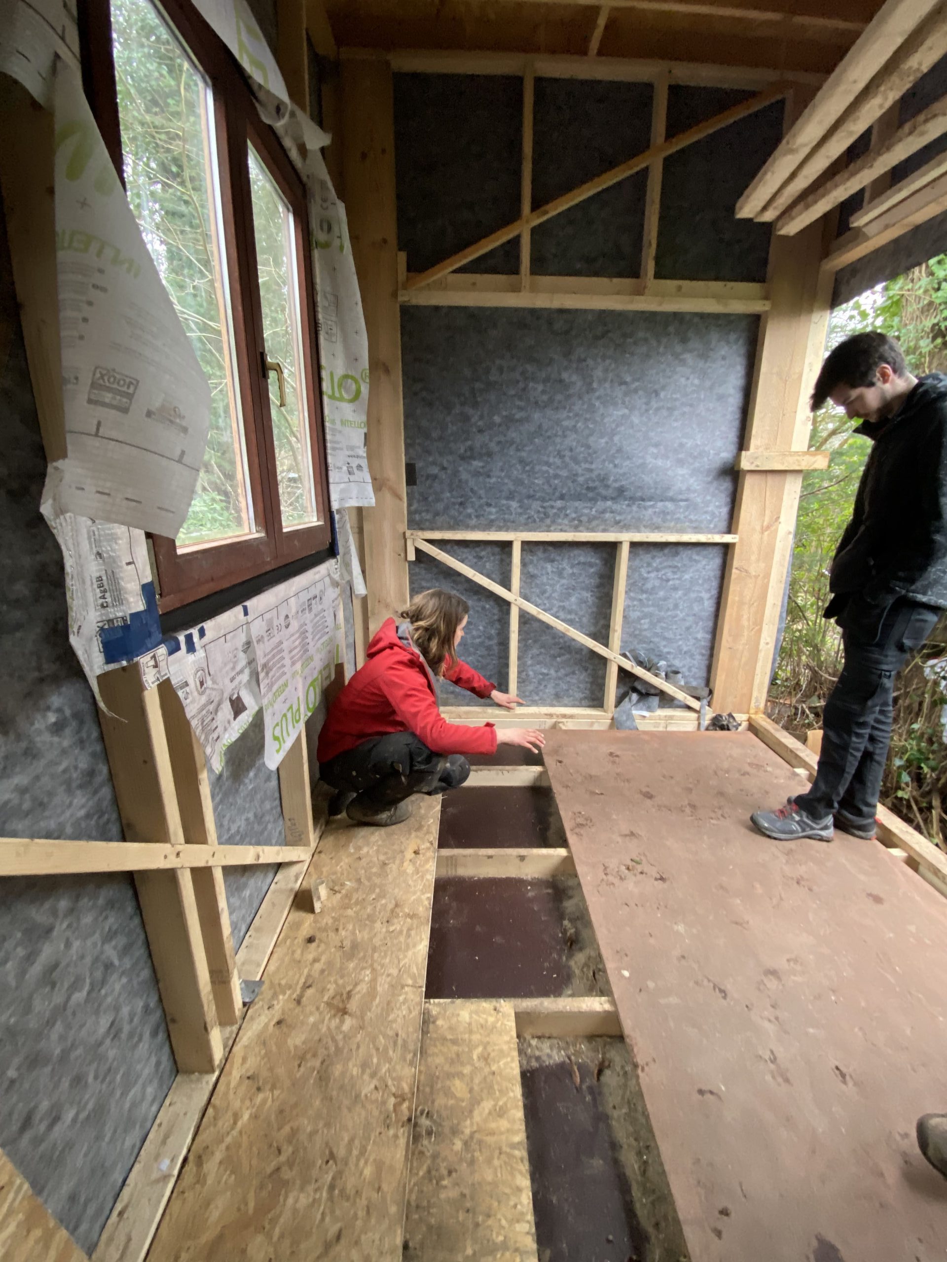 Un participant travaille l'intérieur isolé de la tiny house