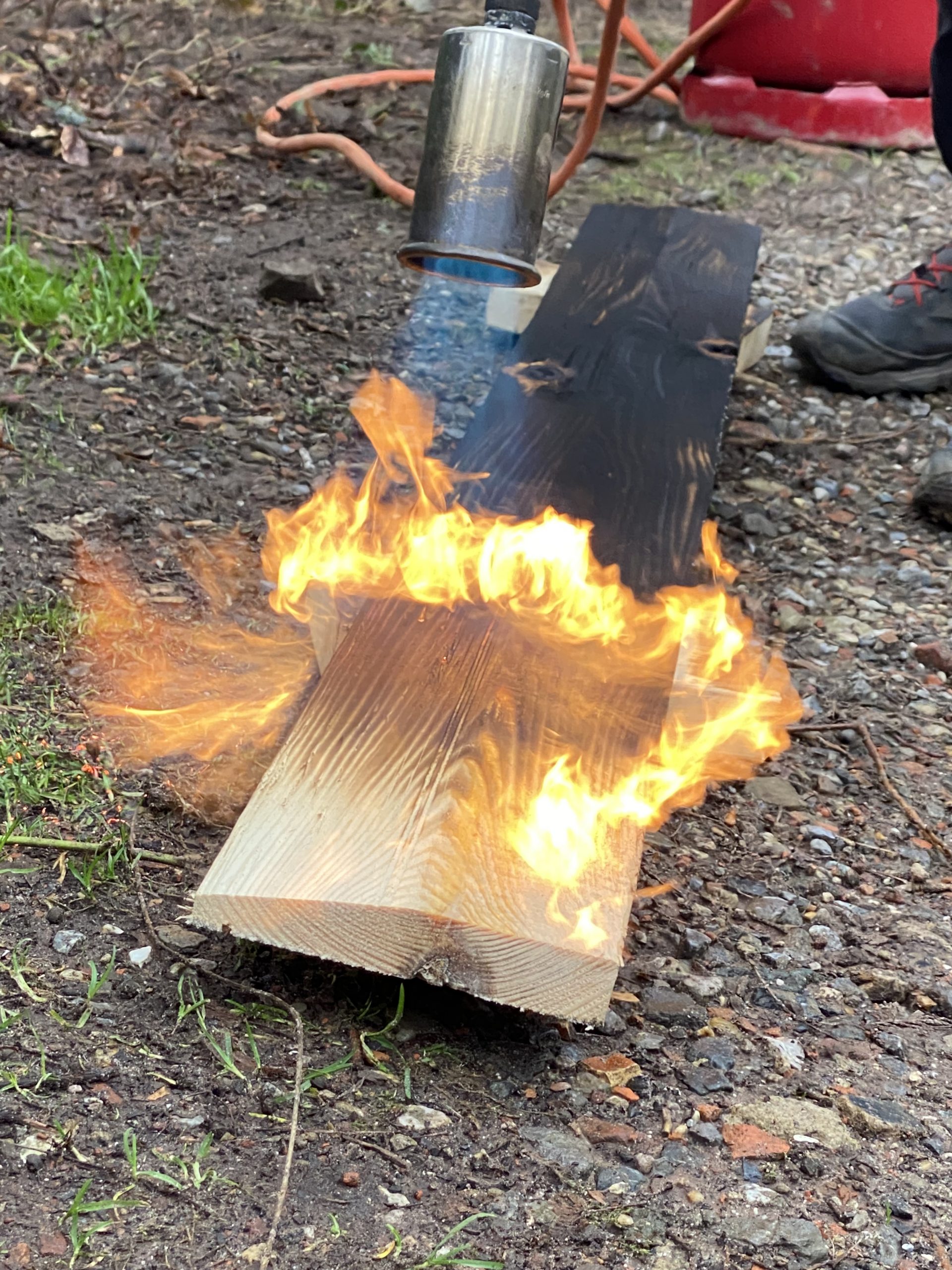 Une planche de bardage passée à la flamme pour le brûlage