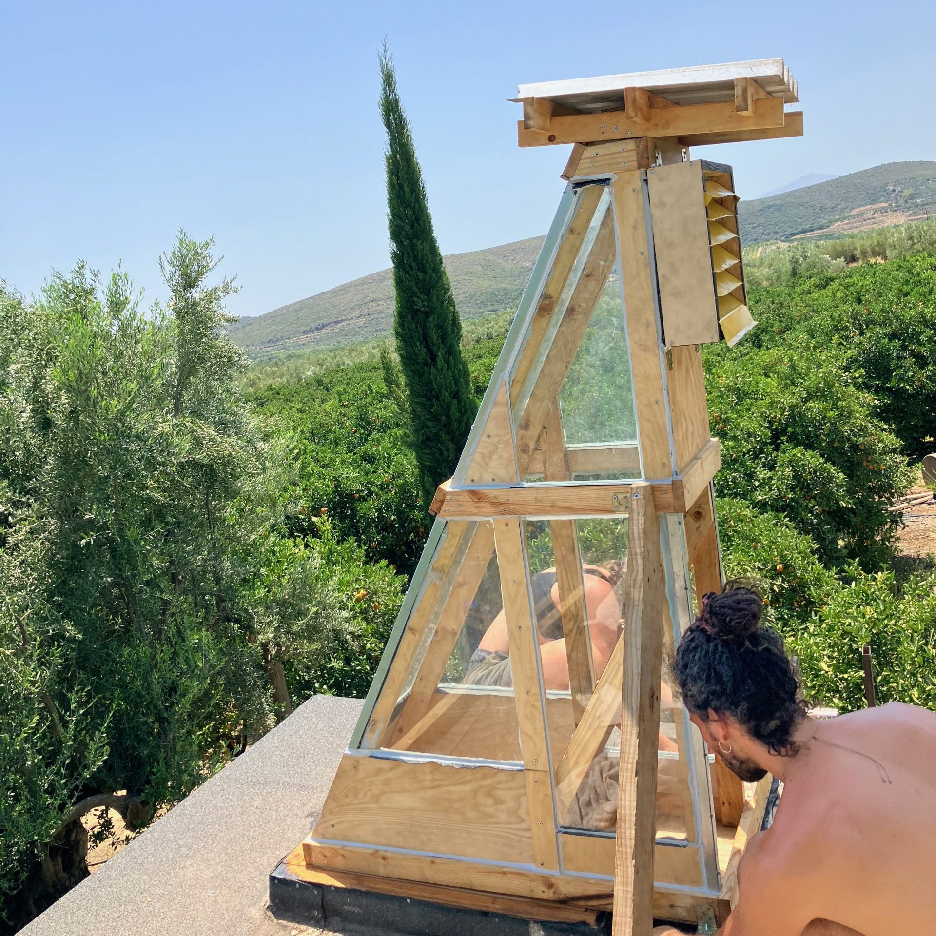 Tour de refroidissement en bois en construction, collines en fond