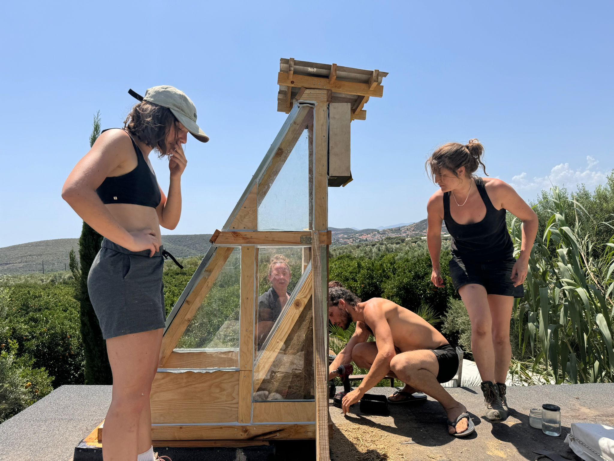 Deux participantes ajustent la tour terminée sur la terrasse