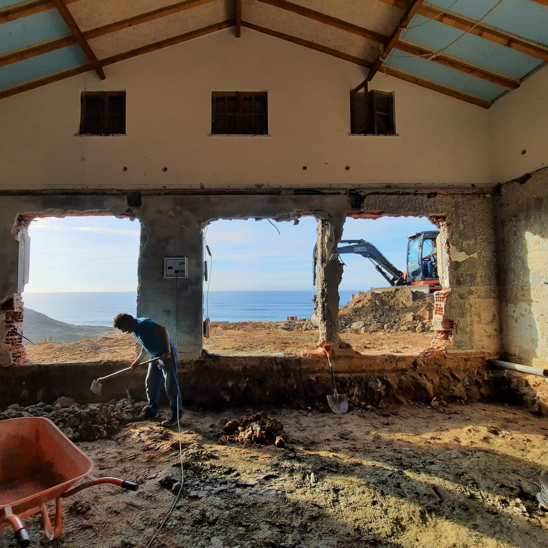 Ruine en pierre ouverte sur la mer, un participant à l'intérieur