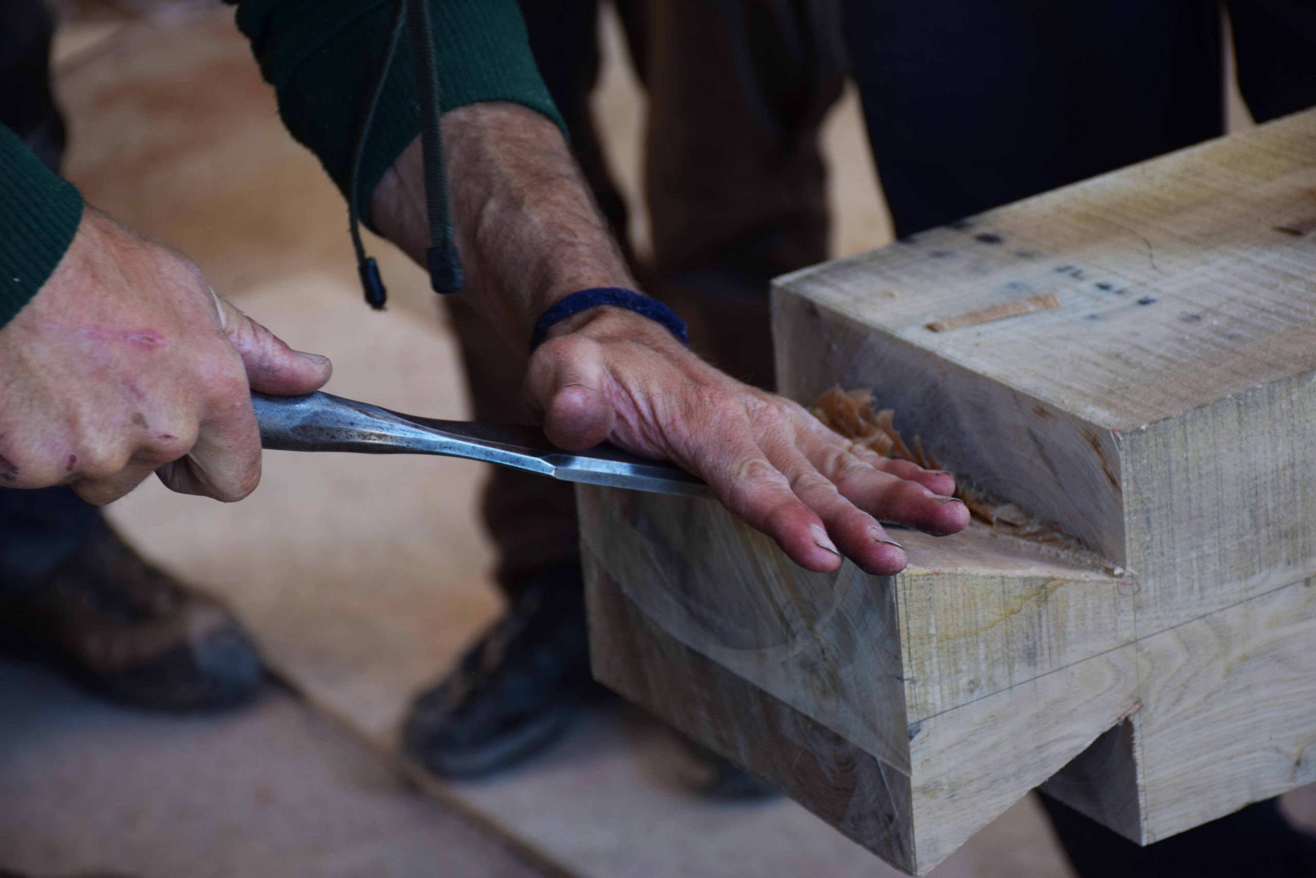 Gros plan d'un ciseau à bois taillant un assemblage