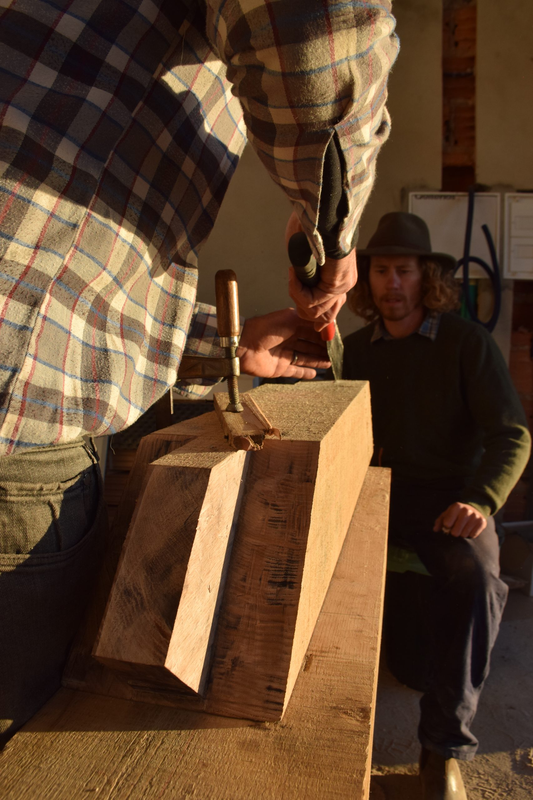Une pièce de bois assemblée posée sous un abri