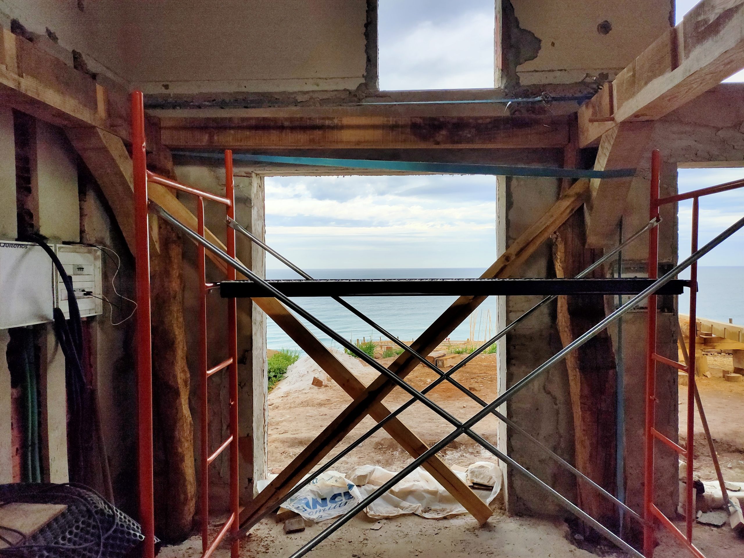 Intérieur de la ruine avec échafaudage, ouverture sur la mer