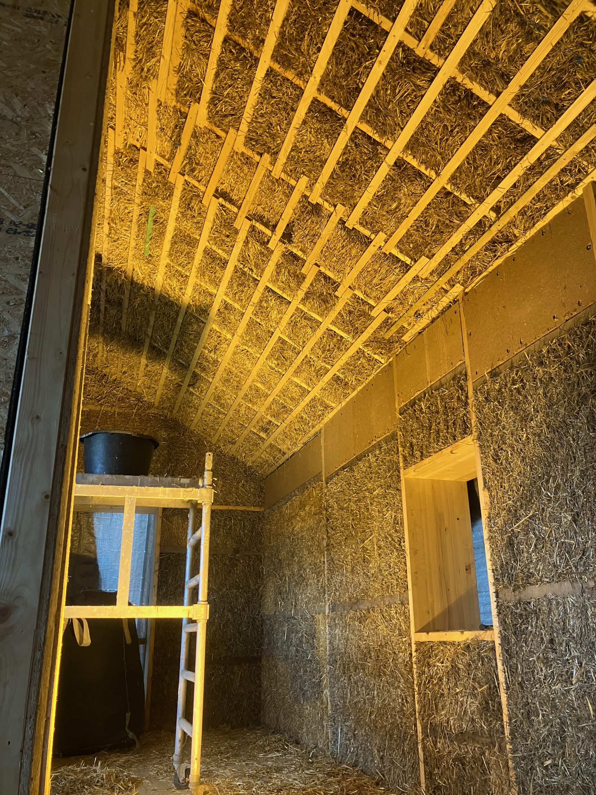 Pièce entièrement isolée en paille, murs et plafond, escabeau